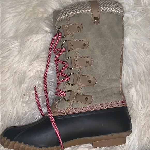 Super Cute Snow Boots!! - Picture 2 of 4